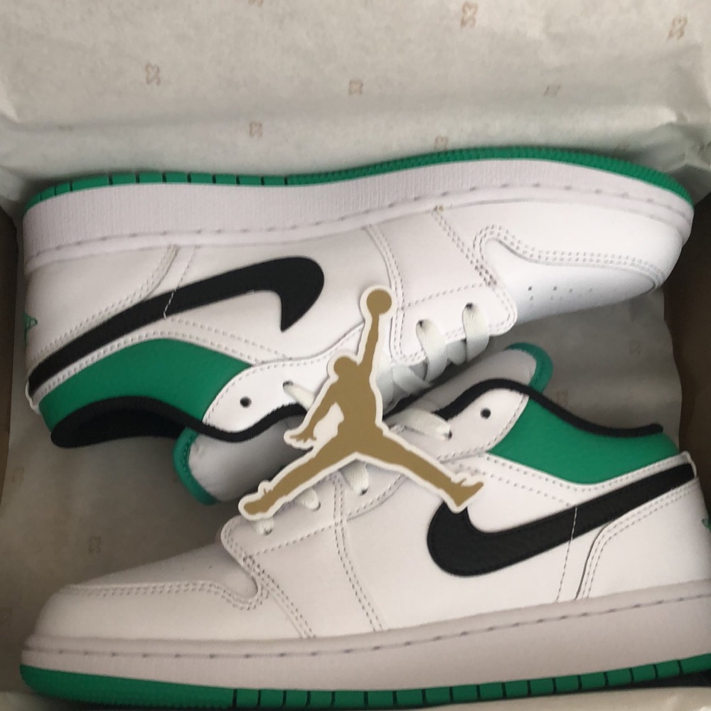 💚🤍NIKE AIR JORDAN 1 LOW GS SNEAKERS🤍💚 - Picture 10 of 13